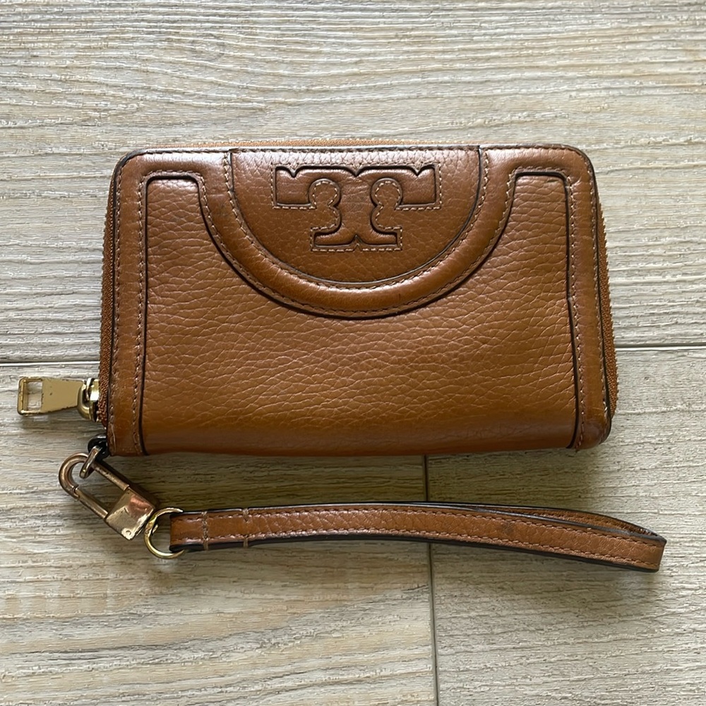 Tory Burch
Serif-T Leather Smartphone Wristlet Wallet, Bark